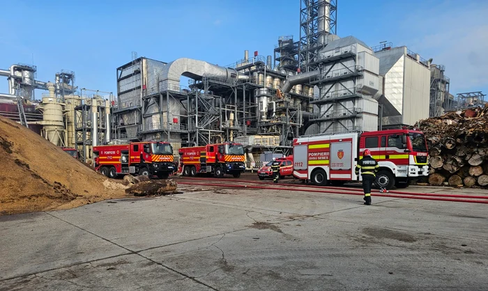 Foto----------Incendiu-devastator-la-o-fabric-din-Sebe-A-fost-activat-Planul-Rou-de-Intervenie-sunt-patru-persoane-rnite-Au-intervenit-dou-elicoptere-SMURD