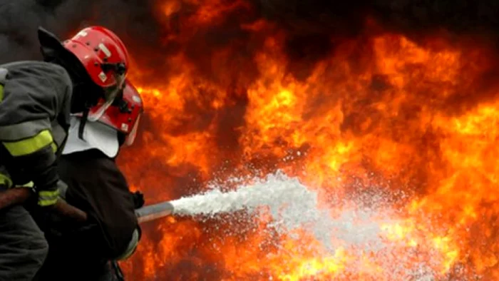 ---------Incendiu-de-vegetaie-la-eghe-au-ars-o-locuin-i-dou-autoturisme-Pompierii-intervin-de-urgen
