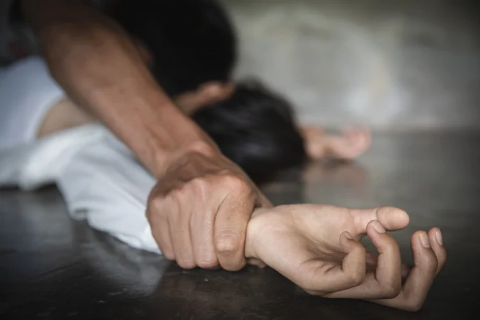 ---------O-tnr-de-27-de-ani-acuz-c-a-fost-sechestrat-btut-i-obligat-s-practice-prostituia-chiar-de-partenerul-de-via-Brbatul-a-fost-reinut-