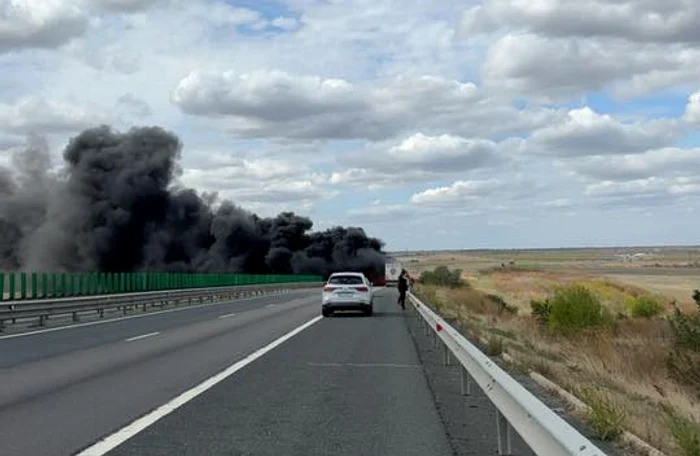 ---------Trafic-deviat-pe-A2-un-TIR-ncrcat-cu-granule-de-plastic-a-luat-foc-Circulaia-afectat-pe-ambele-sensuri