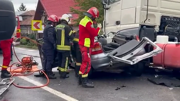 ---------Tragedie-n-Arge-Trei-oameni-au-murit-ntr-un-accident-pe-DN-7-n-care-au-fost-implicate-un-autoturism-i-o-cistern-Traficul-este-blocat