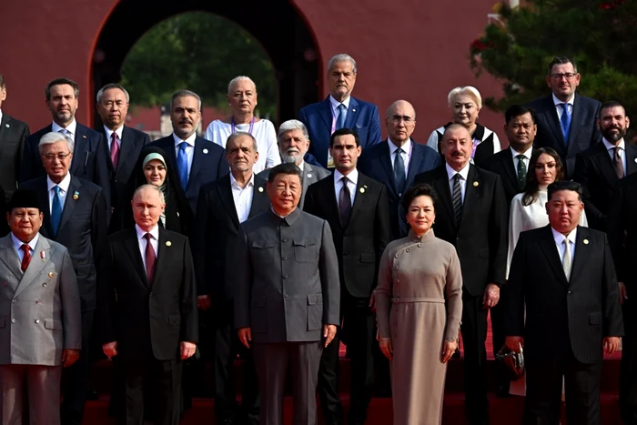 ----------Un-alt-fost-premier-al-Romniei-a-participat-alturi-de-Adrian-Nstase-la-parada-militar-de-la-Beijing-Imaginea-care-i-surprinde-lng-Putin-i-Kim-Jong-Un