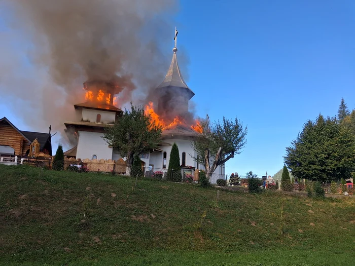 Video----------Arde-o-biseric-din-Suceava-flcrile-au-distrus-turlelele-lcaului-de-cult-i-exist-pericol-de-propagare-