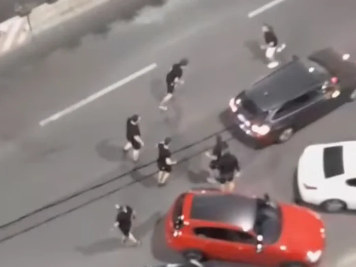 Video----------Btaie-ntre-mai-multe-persoane-pe-un-bulevard-din-Ploieti-Scandalul-ar-fi-pornit-de-la-nenelegeri-n-trafic