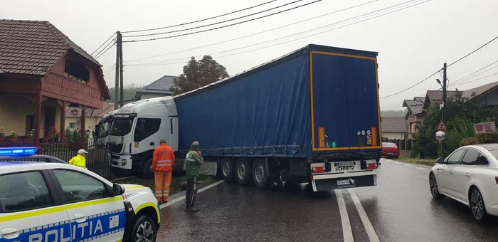 Video----------Circulaie-ngreunat-pe-Valea-Oltului-dup-coliziunea-a-dou-TIR-uri-Traficul-a-fost-reluat-n-condiii-normale-