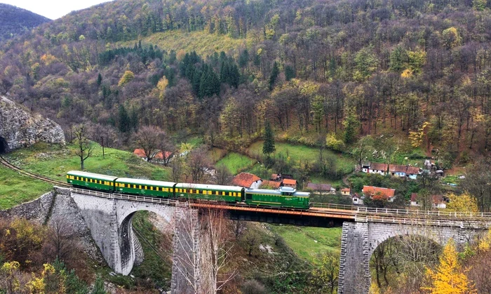 Video----------Ct-cost-o-cltorie-pe-cea-mai-veche-cale-ferat-din-Romnia-14-tuneluri-10-viaducte-21-de-kilometri-de-tieturi-n-munte