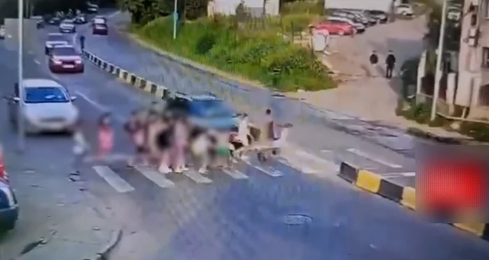 Video----------Doi-copii-spulberai-de-un-ofer-neatent-pe-trecerea-de-pietoni-Momentul-a-fost-filmat