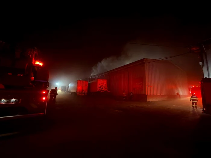 Video----------Incendiu-puternic-la-Antrefrig-n-Sectorul-2-Fumul-extrem-de-dens-a-mpnzit-zona-Nu-exist-risc-de-explozie
