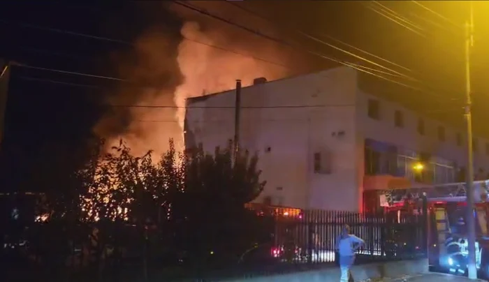 Video----------Incendiu-puternic-la-un-restaurant-unde-era-o-petrecere-de-majorat-Aproximativ-70-de-persoane-evacuate
