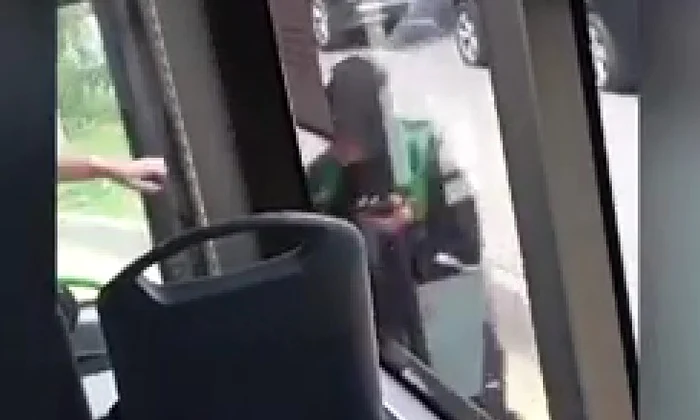 Video----------Scene-de-violen-ntr-un-autobuz-din-Baia-Mare-un-adolescent-de-15-ani-a-agresat-pasagerii-i-oferul