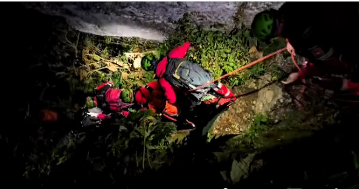 Video----------Un-turist-francez-a-czut-n-zona-Valea-Cldrilor-din-Bucegi-Salvamontitii-l-au-recuperat-dup-o-operaiune-de-apte-ore