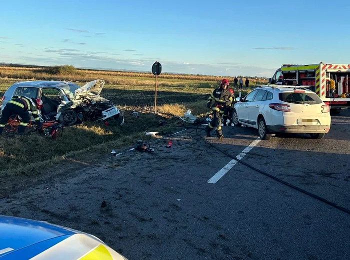 ---------ase-persoane-rnite-dup-ce-dou-autoturisme-s-au-ciocnit-frontal-pe-E85-Traficul-este-afectat