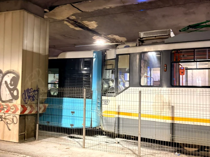 ---------Accident-n-Pasajul-Victoriei-din-Capital-ntre-un-autobuz-i-un-tramvai-Cinci-persoane-transportate-la-spital