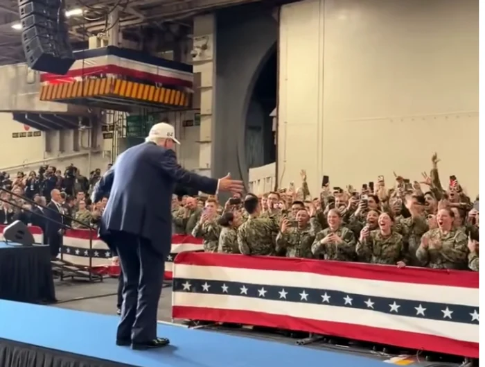 ---------Afirmaia-bizar-fcut-de-Trump-despre-oamenii-frumoi-n-timpul-unui-discurs-incoerent-la-baza-naval-Yokosuka-din-Japonia