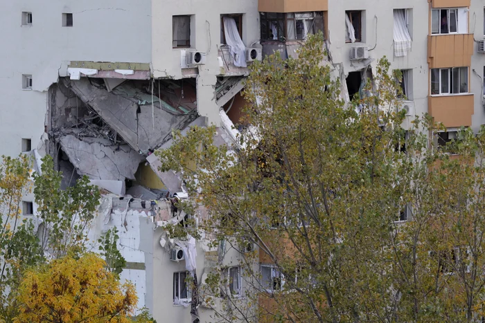 ---------Apar-imagini-cu-persoane-care-intr-ntr-un-bloc-afectat-de-explozie-Prefectul-Capitalei-Nu-sunt-de-la-incidentul-din-Rahova