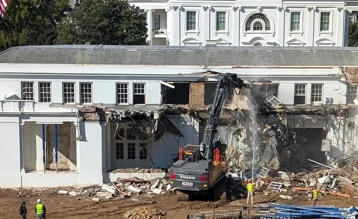 ---------Aripa-de-Est-a-Casei-Albe-a-fost-pus-la-pmnt-complet-pentru-a-face-loc-slii-de-bal-dorit-de-Donald-Trump