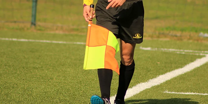---------Comportament-josnic-n-Romnia-un-fotbalist-i-a-dat-jos-chiloii-n-faa-arbitrului-l-a-scuipat-agresat-i-umilit