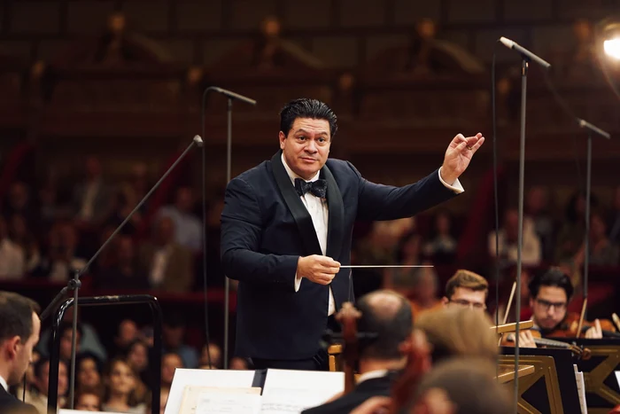 ---------Dirijorul-Cristian-Mcelaru-artistul-care-a-dus-numele-Romniei-pe-cele-mai-importante-scene-ale-lumii-devine-Cetean-de-Onoare-al-Capitalei