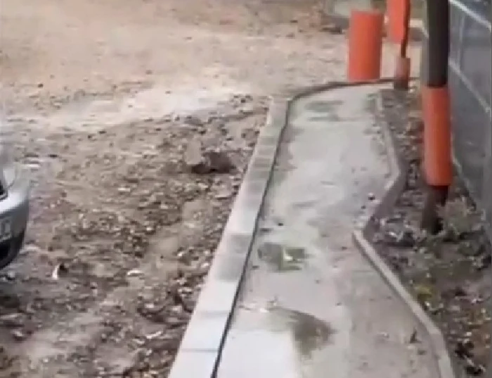 ---------E-mai-mare-ruinea-Cum-modernizarea-unei-parcri-a-redus-numrul-locurilor-pentru-autoturisme-i-a-fcut-trotuarul-impracticabil