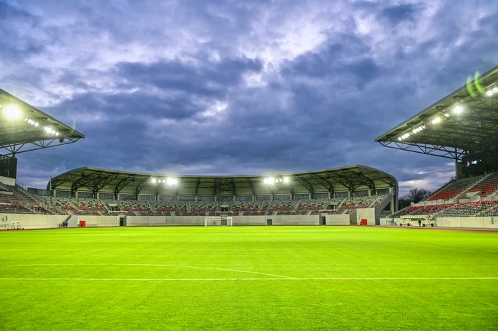 ---------Elevii-din-Sibiu-ncep-coala-pe-stadion-Prinii-au-respins-relocarea-ntr-o-cldire-neconform