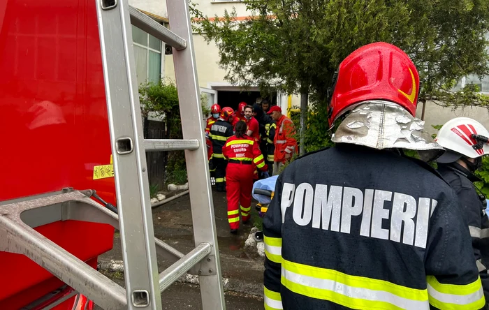 ---------Explozie-ntr-un-bloc-din-Bistria-n-apartamentul-unui-brbat-de-77-de-ani-Locatarii-s-au-ntors-n-locuine-dup-intervenia-pompierilor