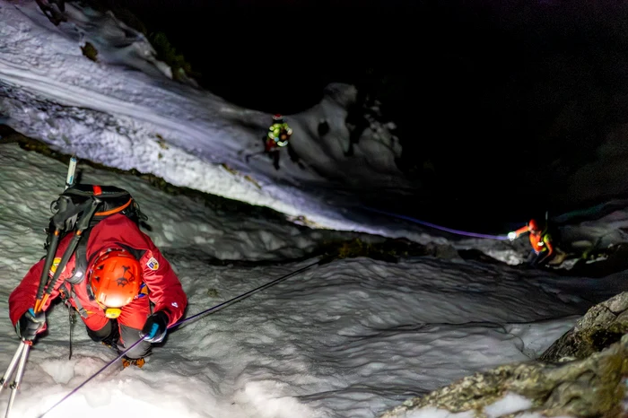 Foto----------Doi-turiti-temerari-salvai-dup-o-misiune-de-zece-ore-Unul-purta-pungi-de-plastic-drept-parazpezi