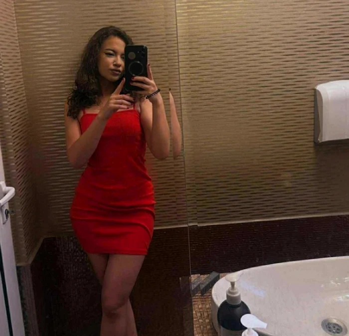 Foto----------Profesoar-de-biologie-din-Iai-surprins-de-elevi-pe-site-urile-de-videochat-Imaginile-scandaloase-au-fcut-vlv-Cum-s-mi-mai-trimit-eu-copiii-la-coal