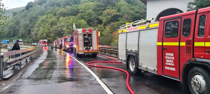 ---------Incendiu-la-chiliile-Mnstirii-Cozia-Veche-Traficul-a-fost-blocat-pe-DN-7-n-judeul-Vlcea