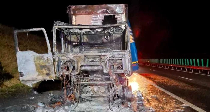 ---------Incendiu-puternic-pe-A3-Un-TIR-care-transporta-ap-i-sucuri-a-ars-n-ntregime