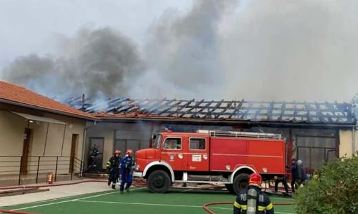 ---------Incendiu-violent-la-o-coal-din-Timi-80-de-elevi-i-profesori-evacuai-Focul-s-a-extins-la-o-locuin-nvecinat