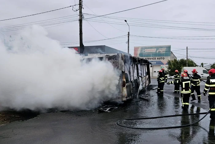 ---------Incident-grav-la-Brila-Autobuz-cuprins-de-flcri-pe-oseaua-Vizirului--