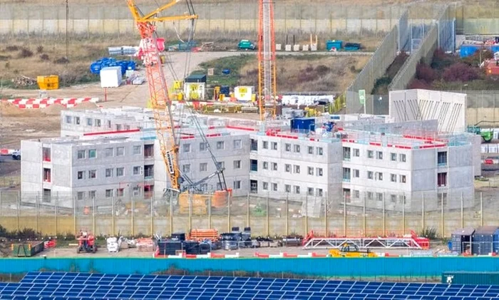 ---------Mega-nchisoarea-cu-condiii-ca-la-hotel-camere-single-sau-duble-cu-baie-proprie-grdin-cu-iazuri-teren-de-fotbal-i-pist-de-atletism