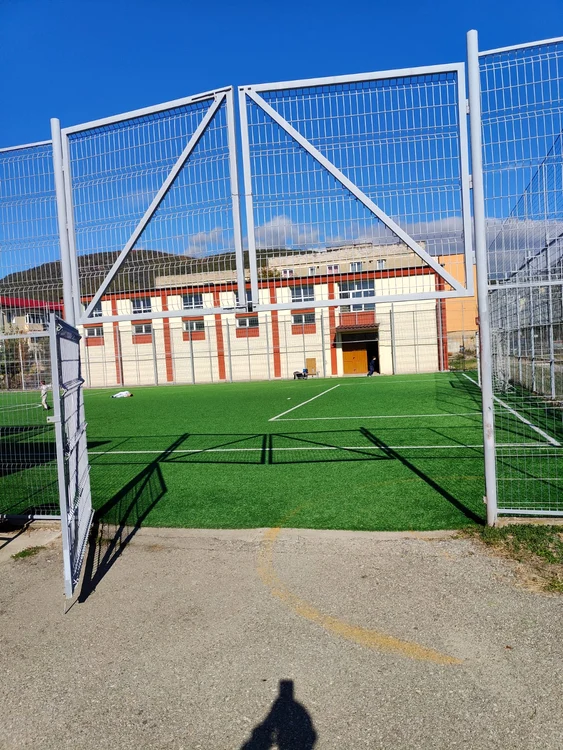---------O-fat-de-8-ani-din-Gorj-a-fost-rnit-dup-ce-poarta-metalic-de-acces-pe-terenul-de-fotbal-al-colii-a-czut-peste-ea