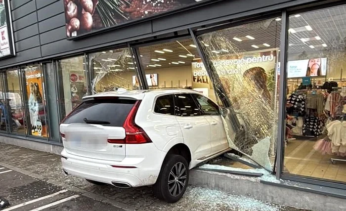 ---------O-oferi-din-Brila-a-intrat-cu-maina-n-geamurile-unui-supermarket-Femeia-a-ncurcat-comenzile-mainii