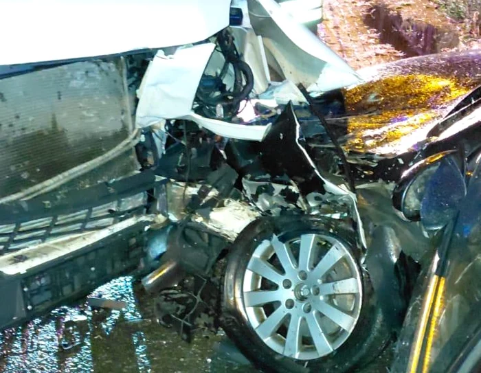 ---------Opt-persoane-au-ajuns-la-spital-n-urma-unui-accident-n-care-au-fost-implicate-un-microbuz-i-un-autoturism-la-Cmpia-Turzii