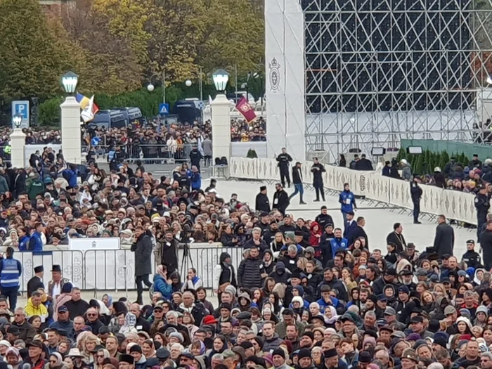 ---------Peste-40000-de-pelerini-au-trecut-prin-Sfntul-Altar-al-Catedralei-Naionale-Pelerinajul-continu-zi-i-noapte-pn-pe-31-octombrie