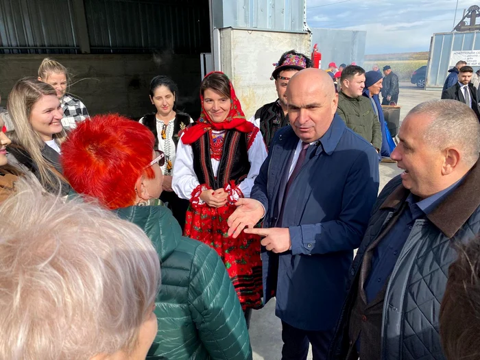 ---------Premierul-Ilie-Bolojan-vizit-la-un-productor-romn-din-industria-alimentar-Ei-sunt-coloana-vertebral-a-economiei-romneti