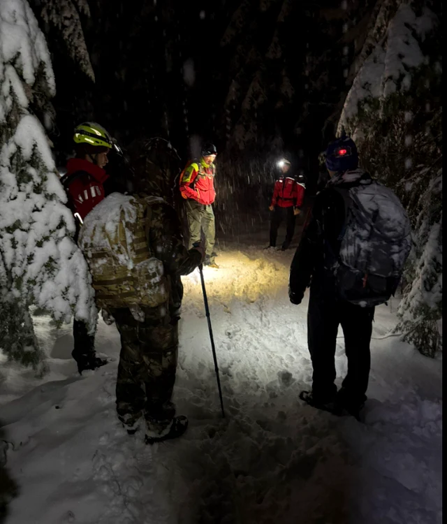 ---------Salvamont-intervine-n-Munii-Bucegi-i-Parng-turiti-blocai-n-zpad-i-maini-surprinse-de-viscol