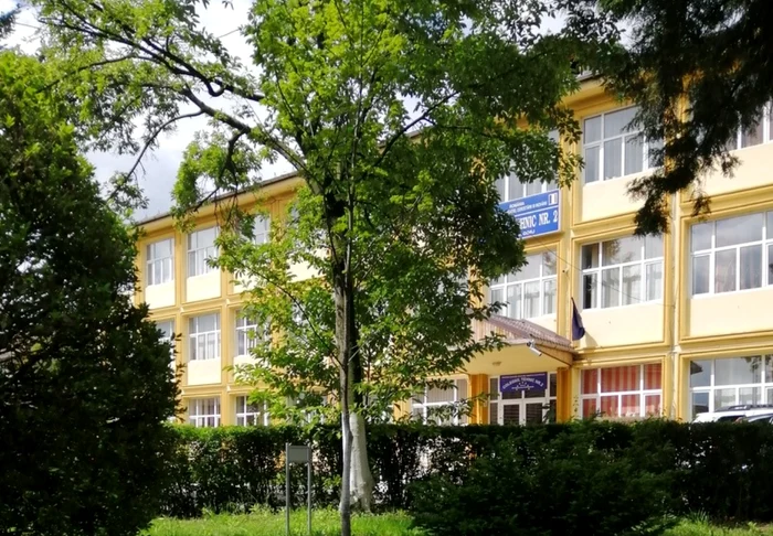 ---------Scene-violente-ntr-un-liceu-din-Trgu-Jiu-O-elev-reinut-dup-ce-a-scos-cuitul-la-un-coleg