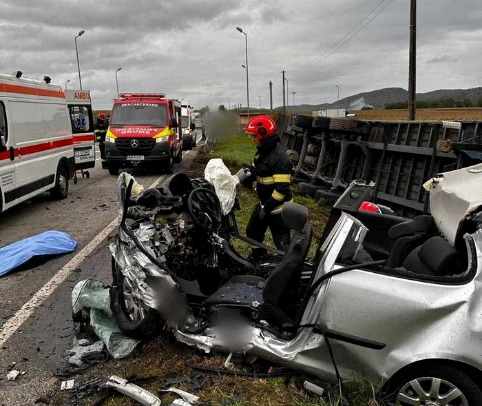 ---------Tragedie-n-judeul-Cluj-doi-tineri-de-25-de-ani-au-murit-ntr-un-accident-cumplit-cu-un-camion-ncrcat-cu-cherestea