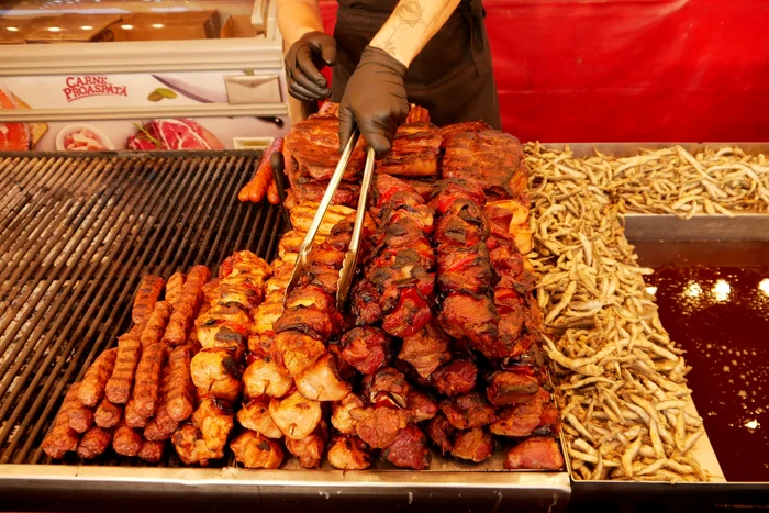 ---------Un-brbat-reclam-c-a-muncit-la-o-teras-cunoscut-din-Iai-fr-s-fie-pltit-Este-militrie-Nu-ai-voie-s-te-aezi-Replica-administratorului