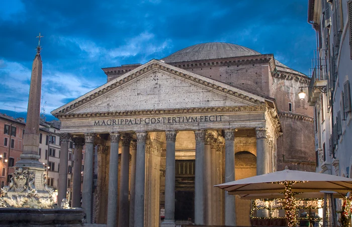---------Un-turist-a-czut-de-pe-zidul-exterior-al-Panteonului-din-Roma-i-a-murit-dup-ce-i-s-a-fcut-ru-brusc