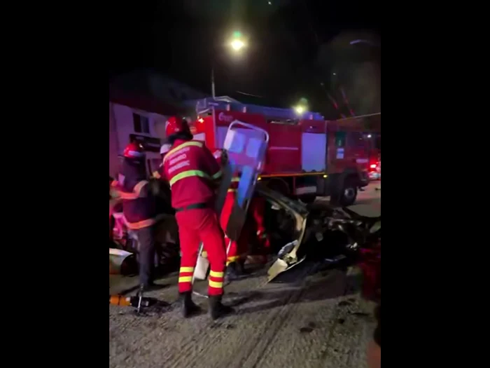Video----------Accident-grav-cu-dou-victime-pe-un-bulevard-din-Trgu-Jiu-Ambii-brbai-din-autoturism-neag-c-ar-fi-fost-la-volan