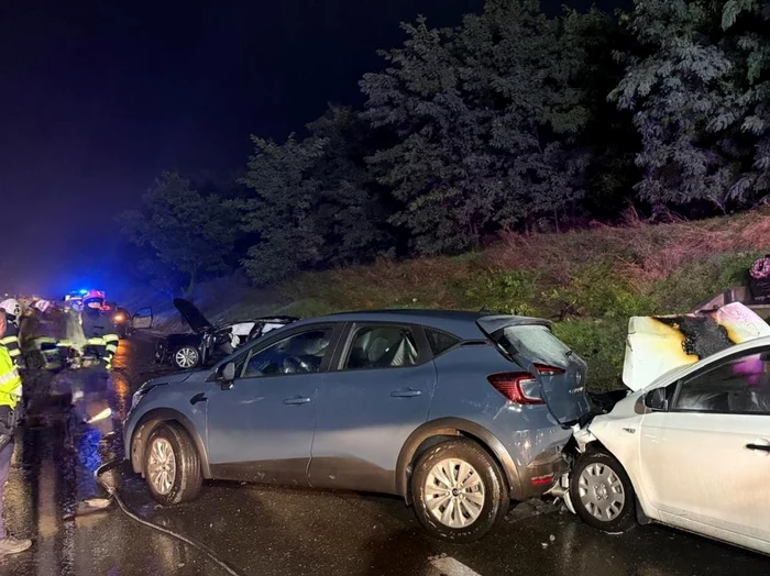 Video----------Accident-grav-ntre-patru-maini-n-Suceava-Trei-persoane-au-fost-internate-
