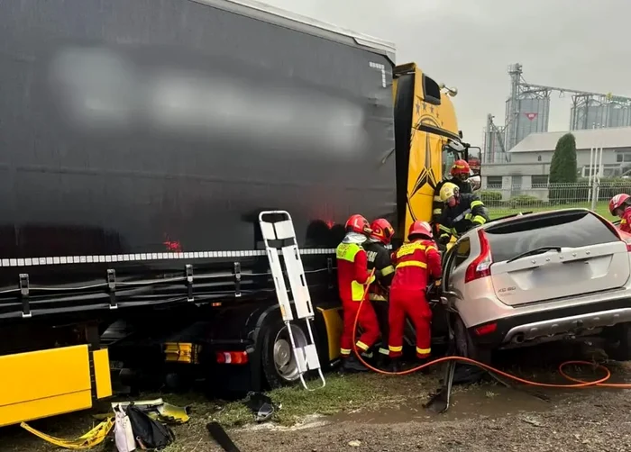 Video----------Accident-mortal-n-Suceava-Momentul-n-care-un-TIR-intr-pe-contrasens-i-strivete-un-autoturism