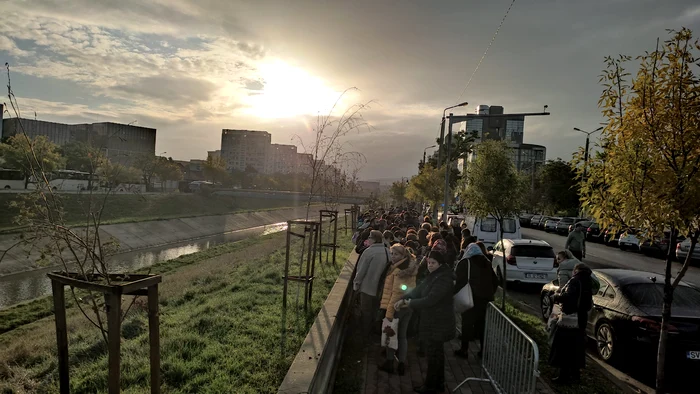 Video----------Coad-kilometric-la-racla-Sfintei-Parascheva-Ct-ateapt-pelerinii-pentru-a-se-nchina