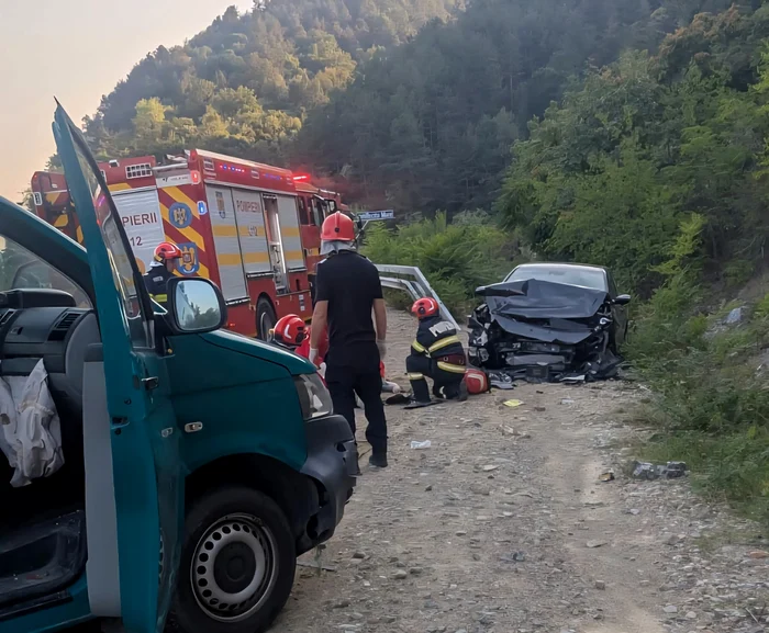 Video----------Doi-oameni-au-murit-i-ali-doi-sunt-rnii-dup-ce-un-autoturism-s-a-ciocnit-cu-o-autospecial-a-Poliiei-de-Frontier-n-Mehedini