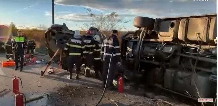 Video----------Doi-oameni-au-murit-iar-un-altul-este-n-stare-grav-dup-ce-un-BMW-s-a-izbit-frontal-de-un-TIR