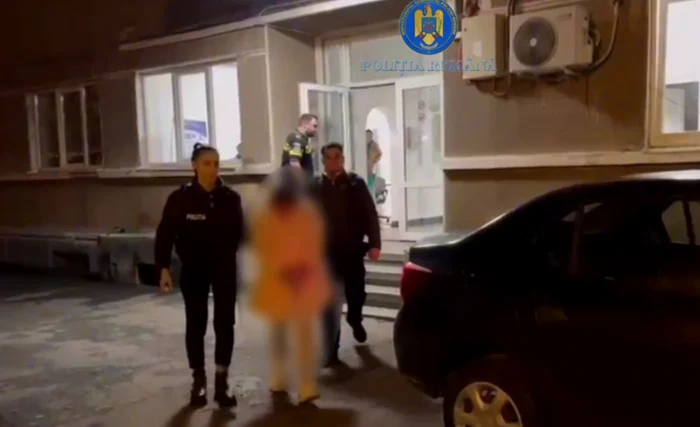 Video----------Dou-tinere-reinute-dup-ce-au-furat-haine-dintr-un-mall-din-Capital-i-au-agresat-angajatele-magazinului