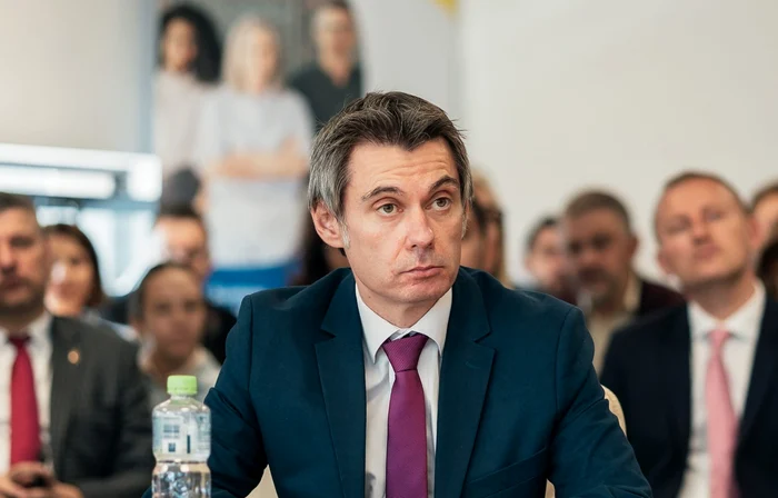 Video----------Imagini-cu-momentul-n-care-consilierul-local-de-la-Floreti-intr-peste-elevi-ntr-o-camer-de-hotel-V-bat-pe-toi